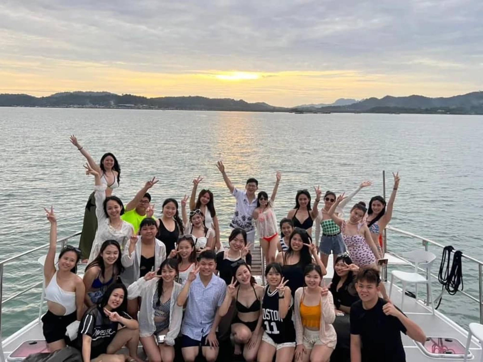 海上团建活动中的团队合照