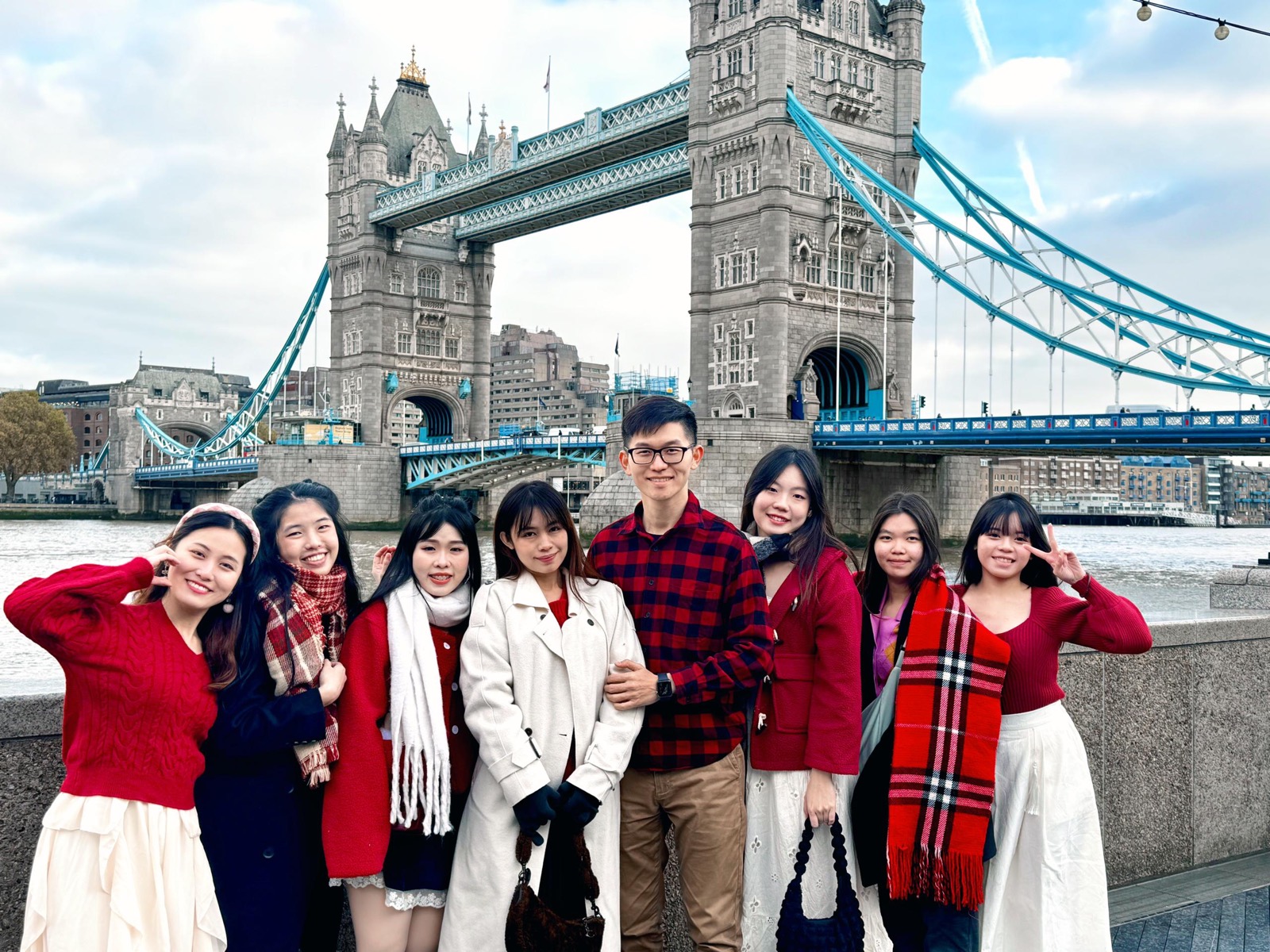 伦敦塔桥前的团队旅行合照