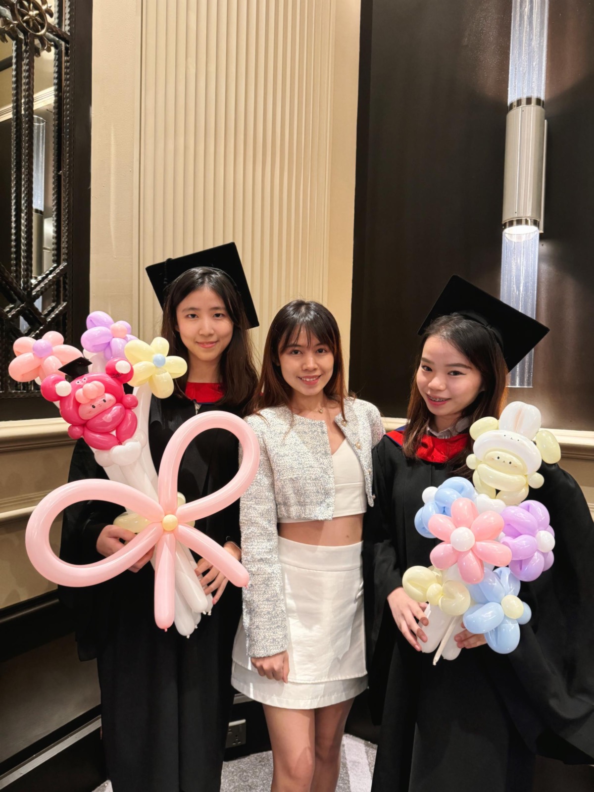 毕业庆典中的师生合照