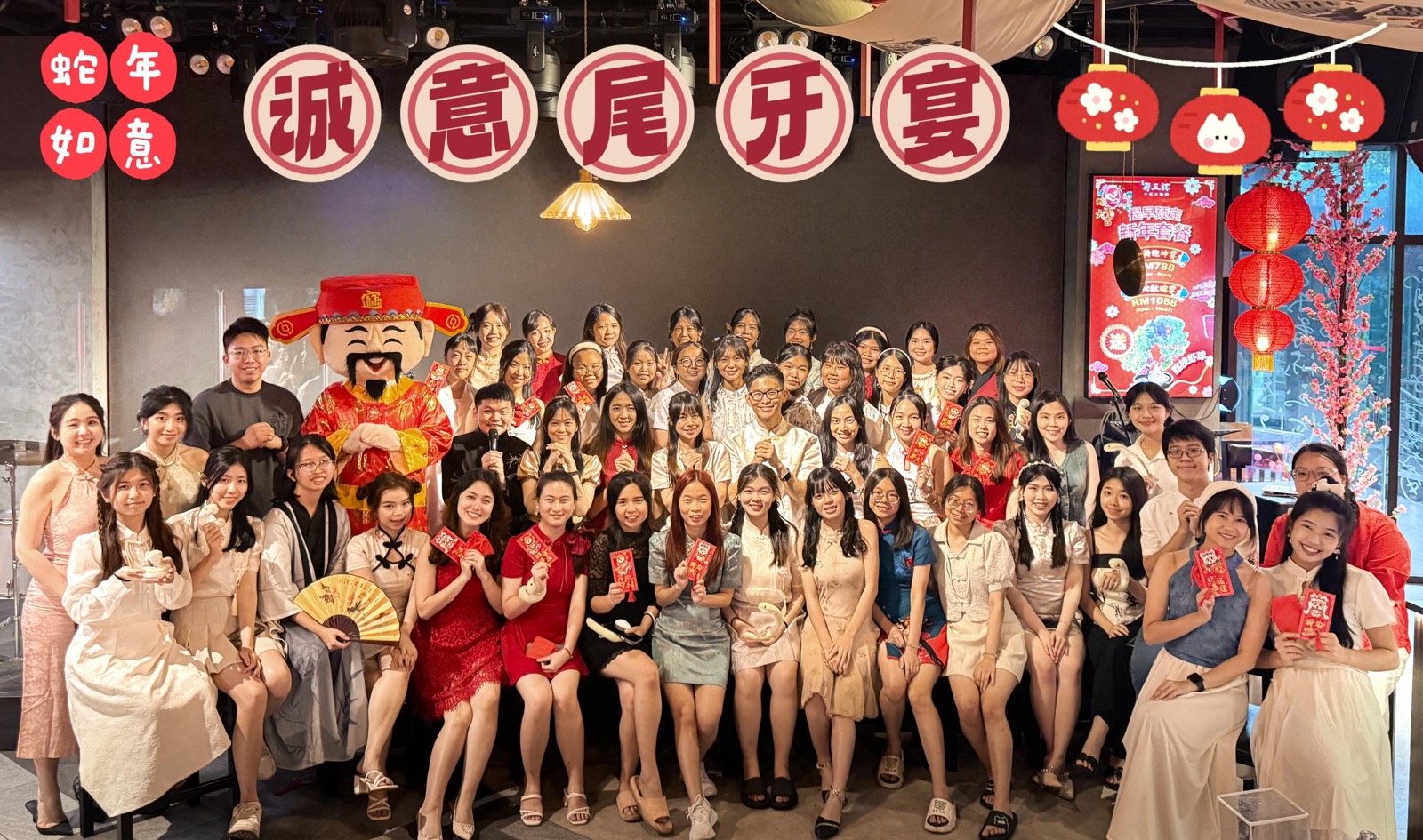 新春布置前的团队合照