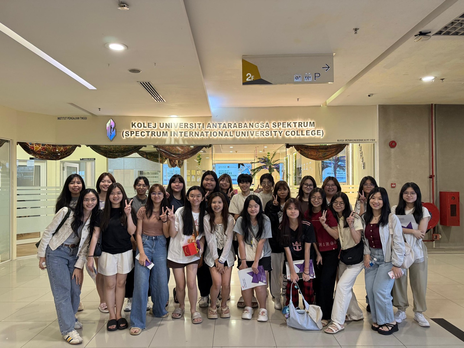 大学参访活动中的团队合照